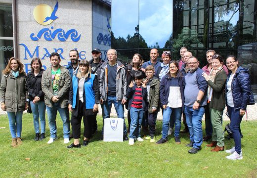 Unha vintena de membros da Asociación de Persoas Xordas de Santiago participaron nunha visita e cata comentada en lingua de signos nunha adega da Ruta do Viño Rías Baixas